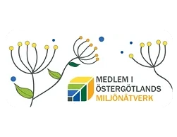 Logotyp "Medlem i Östergötlands Miljönätverk" med blommor och geometrisk symbol.